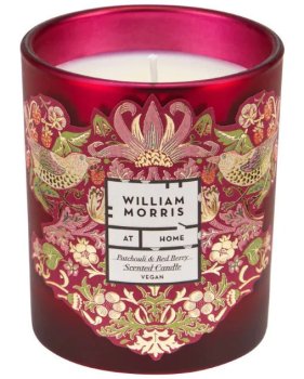 Vonná svíčka William Morris At Home – pačuli a červené bobule – Vonné svíčky