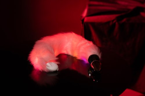 Kovový anální kolík se svítícím liščím ocáskem, růžový