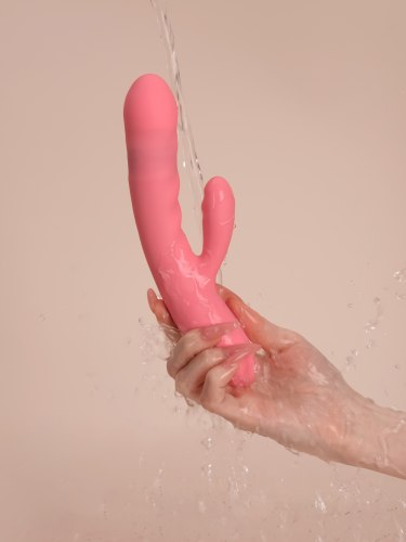 Přirážecí vibrátor s králíčkem Svakom Avery Strawberry Pink