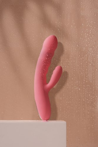 Přirážecí vibrátor s králíčkem Svakom Avery Strawberry Pink