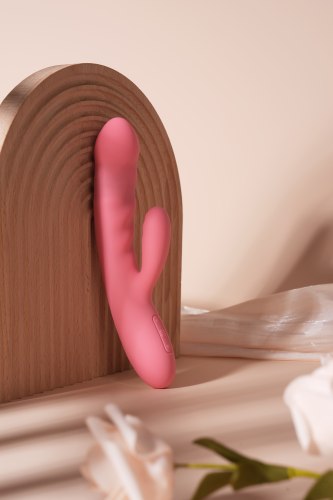 Přirážecí vibrátor s králíčkem Svakom Avery Strawberry Pink