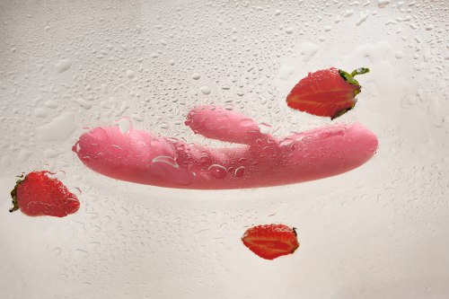 Přirážecí vibrátor s králíčkem Svakom Avery Strawberry Pink