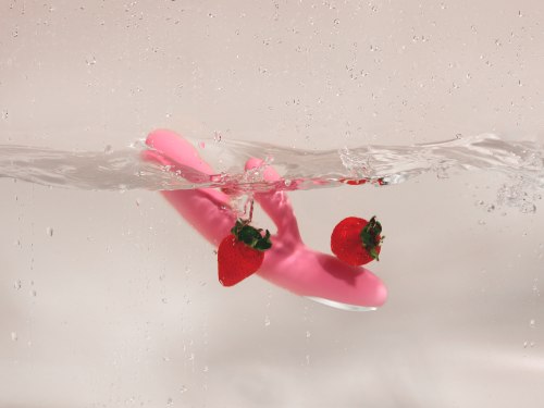 Přirážecí vibrátor s králíčkem Svakom Avery Strawberry Pink