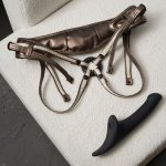Vibrační strapon s jazýčkem Strap-On-Me – vel. M