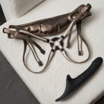 Realistický vibrační strapon s jazýčkem Strap-On-Me – vel. M